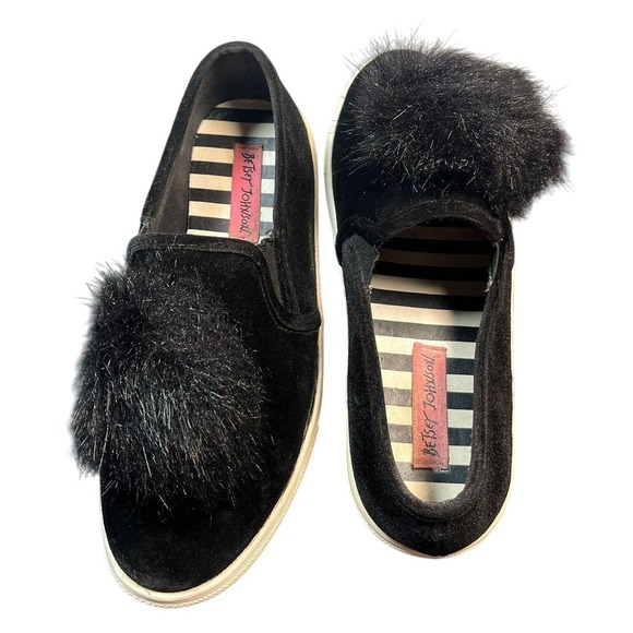 Betsey Johnson On Sneakers Black Faux Fur Pom Pom Accents‎ Casual Shoes Size 7.5 - Picture 3 of 11